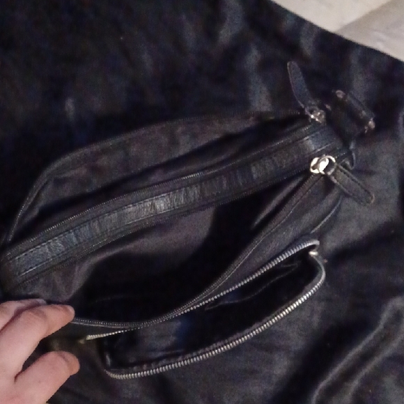 Elegant Black Men's Messenger Bag - Picture 6 of 7